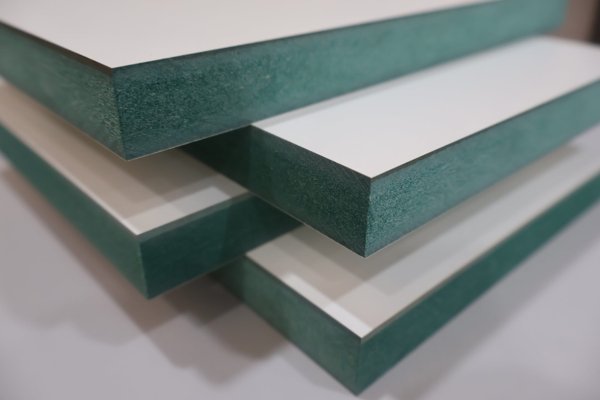3. ไม้ HMR (High Moisture Resistance Board)