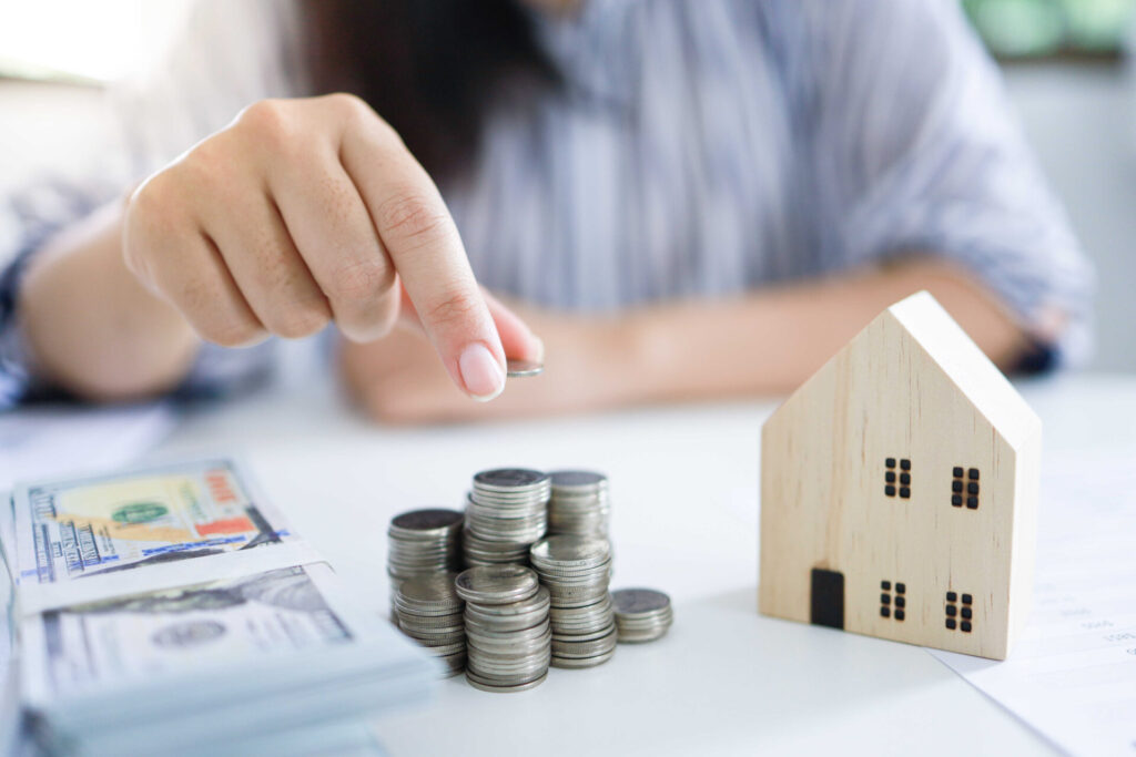 ผู้หญิงกำลังคำนวณว่าเงินเดือนเท่านี้กู้บ้านได้เท่าไร