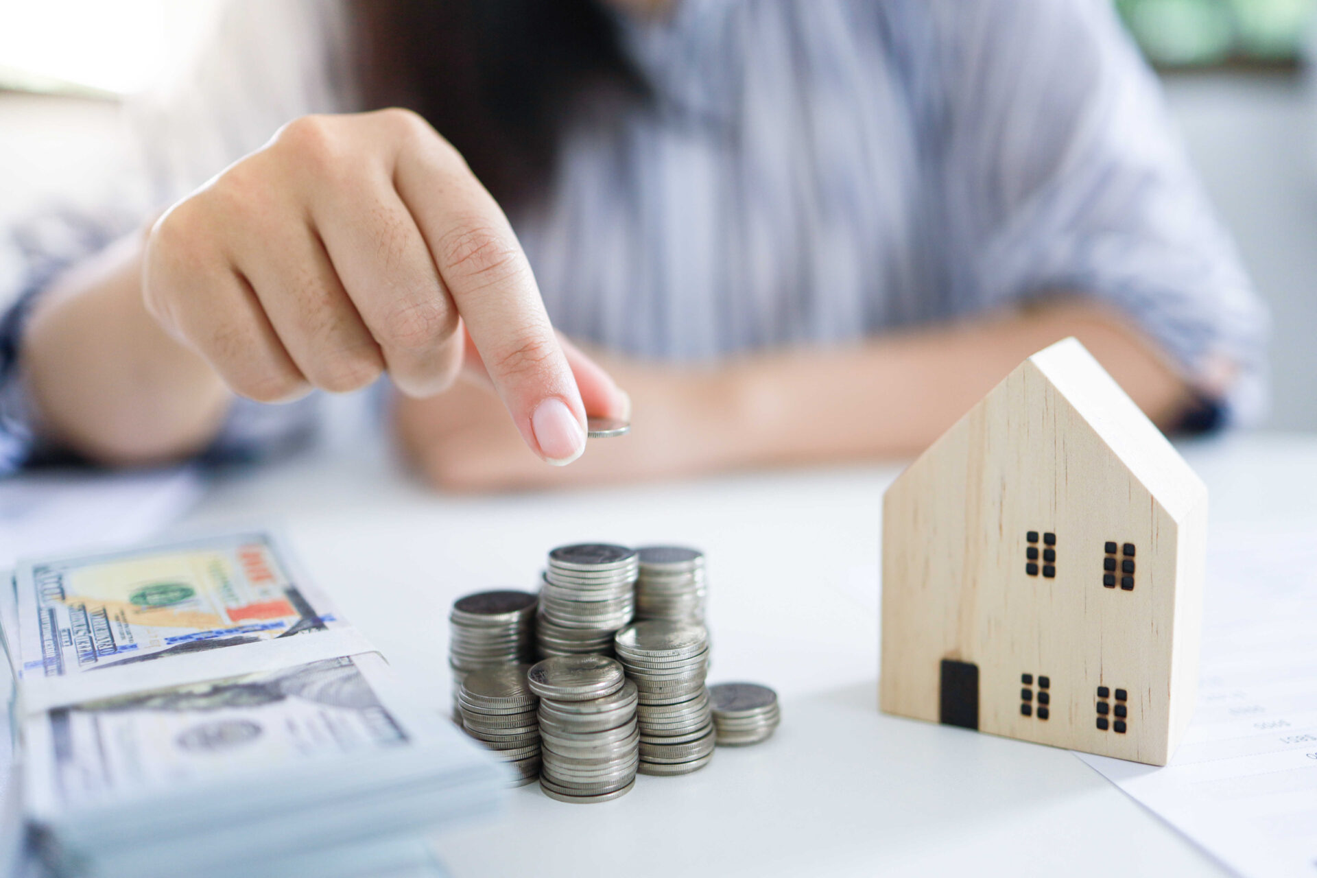 ผู้หญิงกำลังคำนวณว่าเงินเดือนเท่านี้กู้บ้านได้เท่าไร