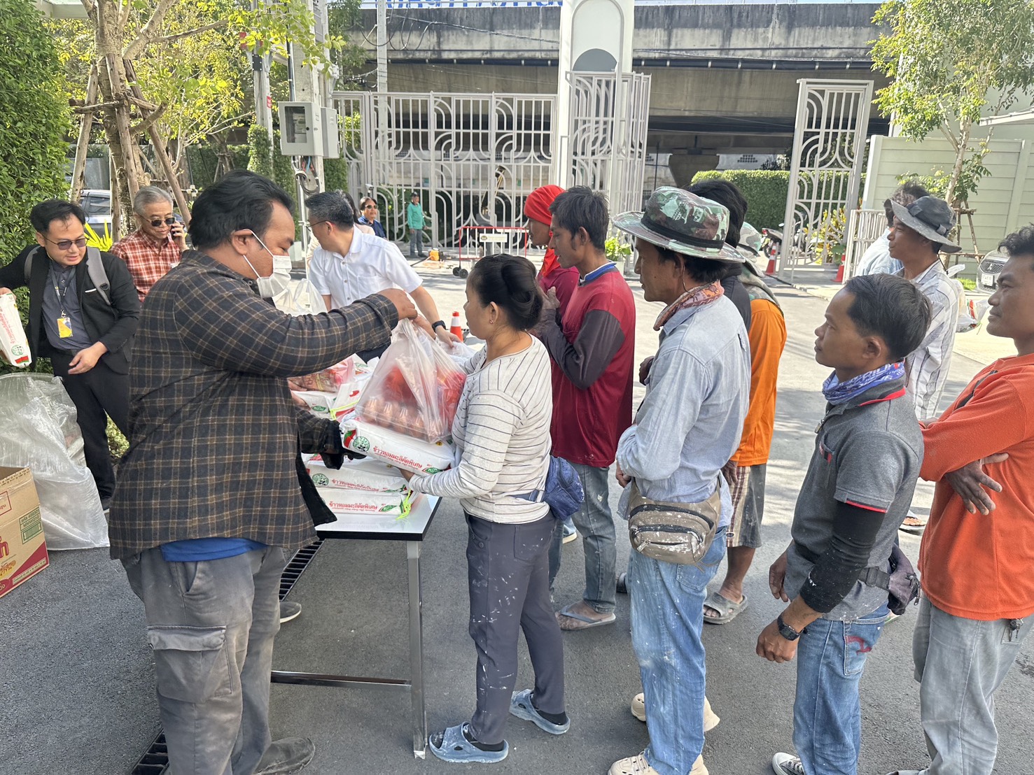 กิจกรรม CSR Maison Development แจกข้าวสารอาหารแห้งให้คนงาน ต้อนรับปีใหม่ 2569